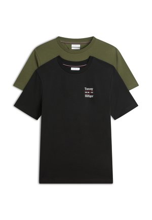 Deux t-shirts à manches courtes col rond, un noir avec un petit logo blanc Tommy Hilfiger sur la poitrine, et un vert olive uni, empilés à plat.