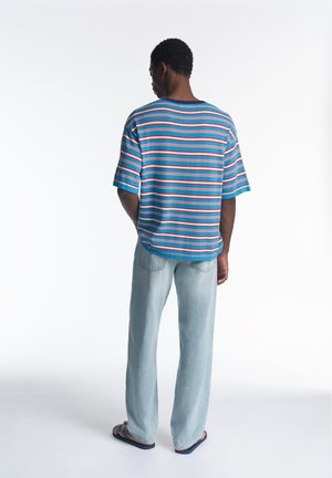 PULL&BEAR, STRIPED KNIT - T-SHIRT - T-shirt print - mottled light blue