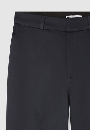 Pantaloni navy con una superficie in tessuto liscia, una vestibilità dritta e una vita classica. Presentano cuciture minime e nessun abbellimento visibile.