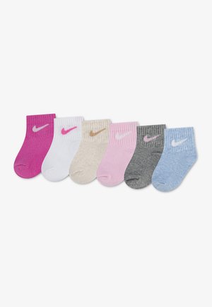 Sei paia di calzini per neonati in rosa, bianco, beige, rosa chiaro, grigio e blu, ciascuno con un logo Nike swoosh a contrasto.
