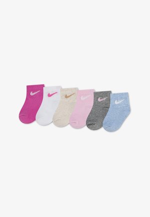 Šesť párov detských ponožiek v ružovej, bielej, béžovej, svetlo ružovej, šedej a modrej farbe, každé s kontrastným logom Nike swoosh.
