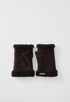 Brune semskede fingerløse handsker med en fluffy shearling manchet, der har en lille metallisk detalje på den ene side og kontrasterende stikninger.