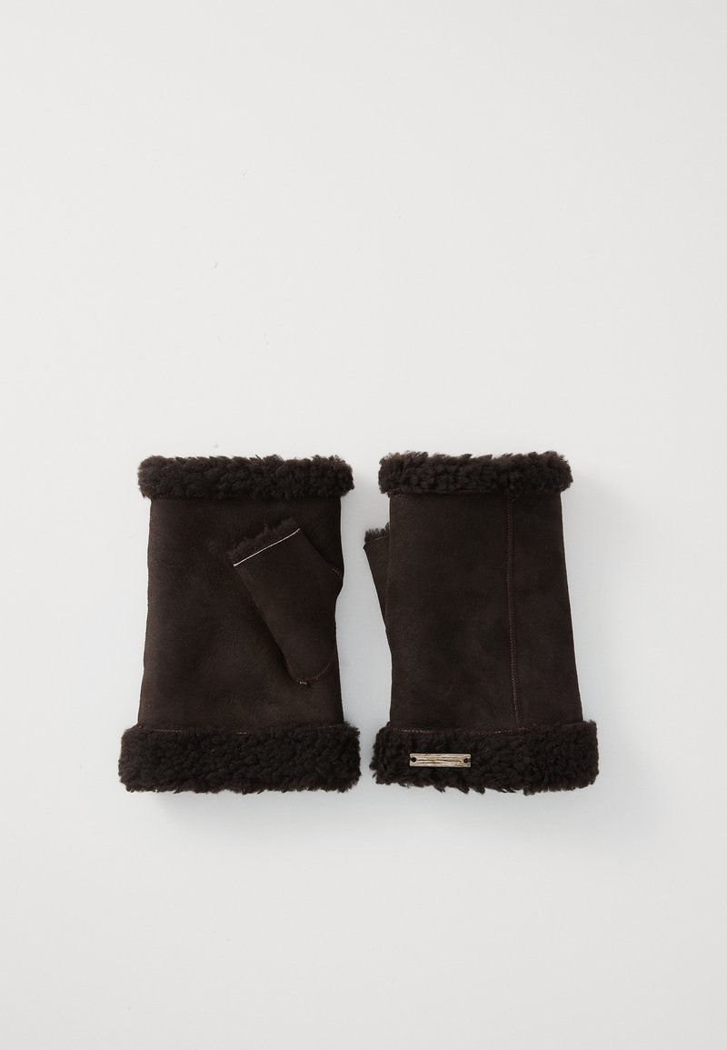 Bruine suède vingerloze handschoenen met een zachte schapenwolrand, voorzien van een klein metalen detail aan één kant en contrasterende stiknaden.