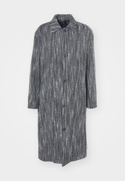 Palton lung, lejer, cu un model în zigzag în alb și negru, dotat cu un guler deschis și șase nasturi frontali.