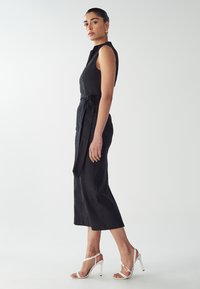 WILLA TAMA  - Etuikleid - black