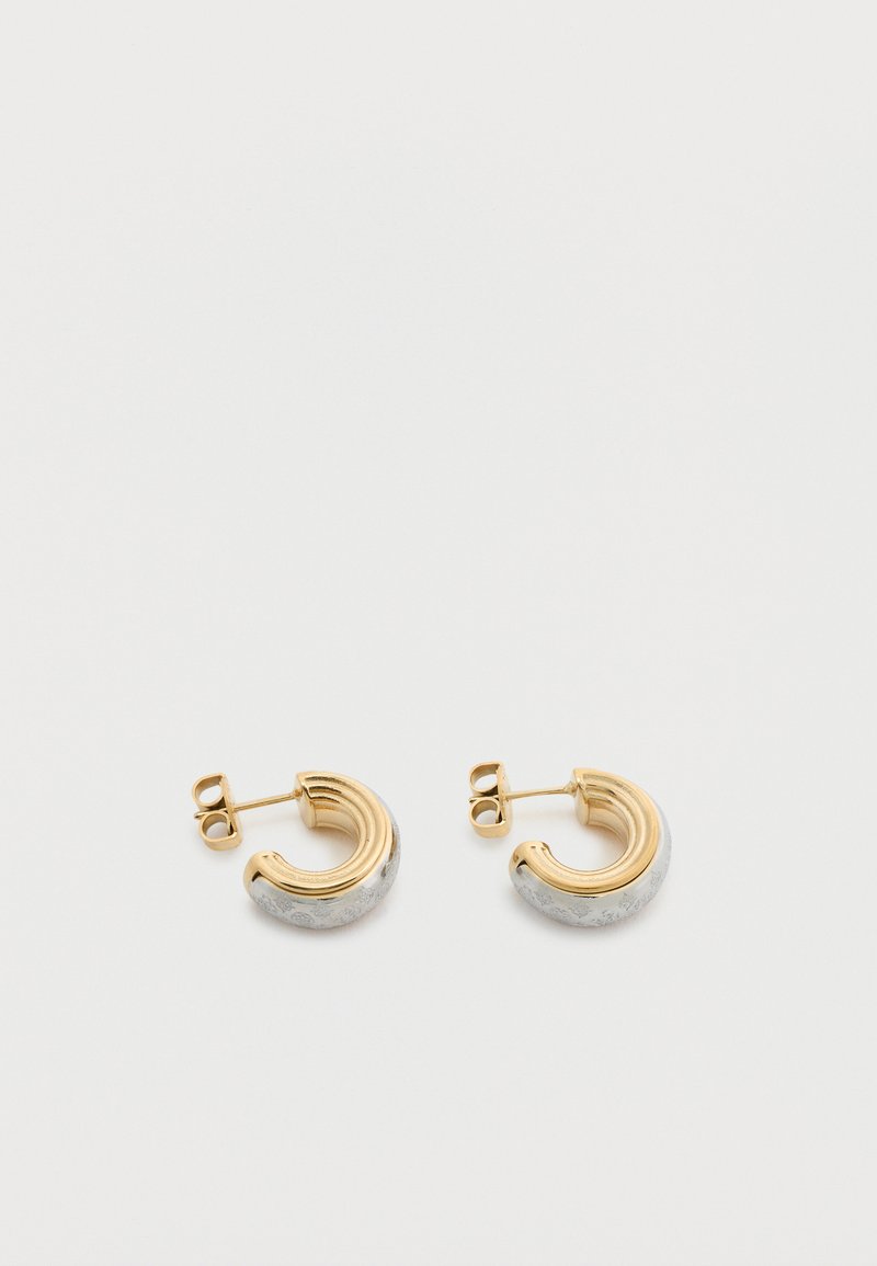 Cercei mici în formă de semilună, din aur și argint, cu margine exterioară argintie texturată, pe un fundal alb.
