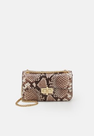 Kleine rechthoekige handtas met een bruin en beige slangenhuidpatroon, een gouden kettinghengsel en een gouden rechthoekige sluiting op de voorvleugel.