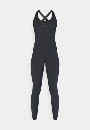 Body sportivo nero con design aderente, spalline incrociate sul retro, sottili perforazioni e dettaglio logo sul petto. Tessuto elasticizzato.