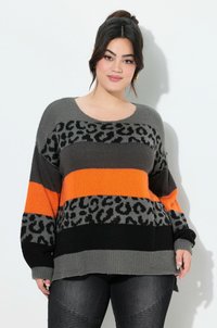 Strickpullover mit Rundhalsausschnitt, der gestreifte Abschnitte in Grau, Schwarz und Orange mit einem Leopardenmuster zeigt. Lockerer Sitz und strukturiert.