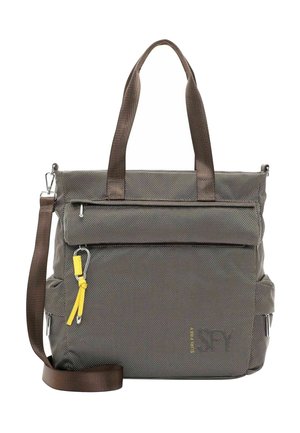 Sac fourre-tout marron texturé avec poche avant zippée, double poignée, bandoulière réglable et porte-clés jaune attaché à un mousqueton argenté.