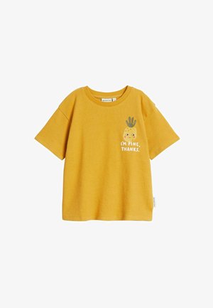 Żółta dziecięca koszulka z krótkim rękawem z grafiką uśmiechniętego ananasa i tekstem "I'M PINE, THANKS." z przodu.