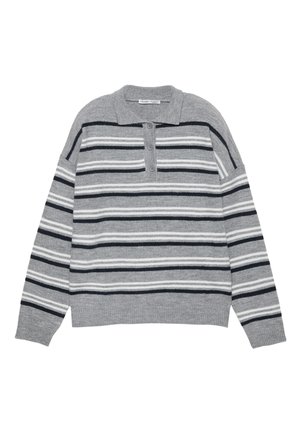 Sivi pulover z ovratnikom, s horizontalnimi črtami v beli in temno sivi barvi. Mehak material z gumbom na vratu.