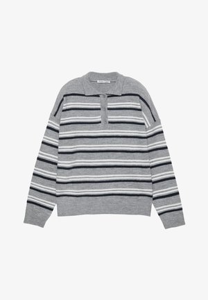 Sivi pulover z ovratnikom, s horizontalnimi črtami v beli in temno sivi barvi. Mehak material z gumbom na vratu.