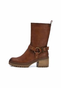Bota de cuero marrón hasta la rodilla con un tacón apilado, que presenta una punta redonda, detalle de hebilla y suela texturada. Ajustes disponibles a través de la correa.