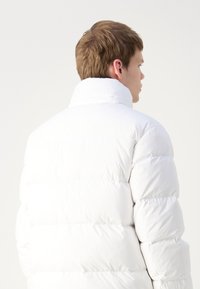 Tommy Jeans ESSENTIAL  - Down jacket - white