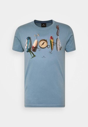 Niebieski T-shirt z krótkim rękawem z nadrukiem przynęt wędkarskich i kompasu na wysokości klatki piersiowej.