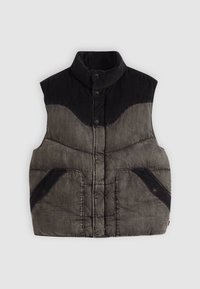 Chaleco sin mangas acolchado en gris y negro con un alto cuello, costuras decoradas y dos bolsillos frontales abotonados. Tela texturizada.