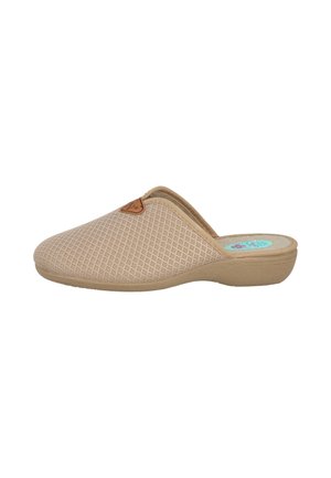 Zapatilla beige tipo slip-on con parte superior de tela texturizada, plantilla acolchada, un pequeño logo triangular marrón cerca de la parte superior y una suela ligeramente elevada.