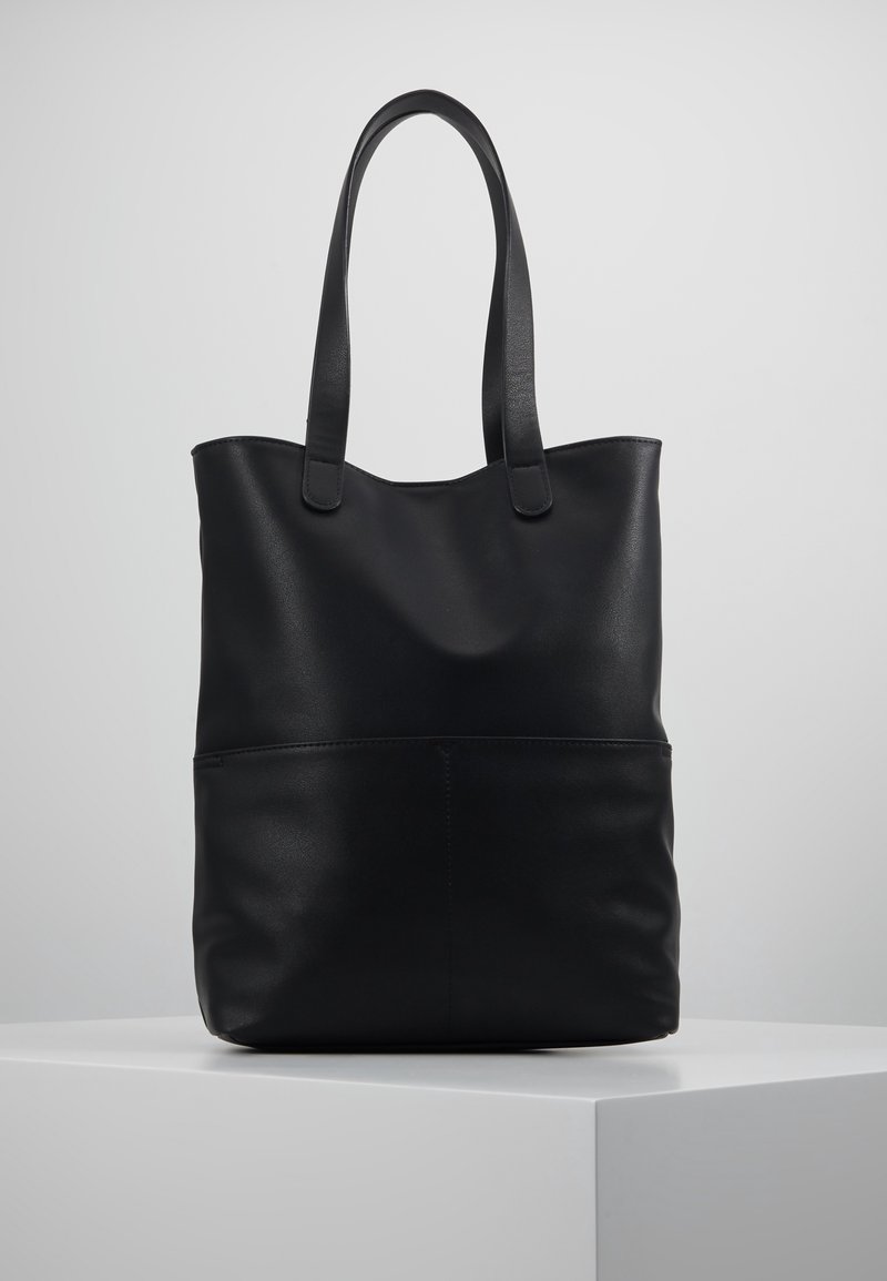 Czarna skórzana torba typu tote z dwiema mocnymi rączkami, gładką fakturą i eleganckim designem. Posiada szew wzdłuż dolnej części przodu.