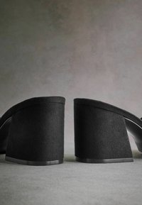 Next LIV BOW - REGULAR FIT - Slip-ins med hög sula - black