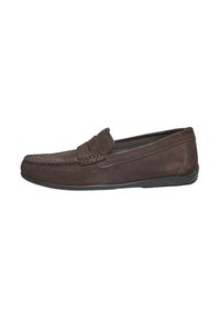 Mocassins en daim marron avec une semelle en caoutchouc plate, présentant un devant de style mocassin cousu et des panneaux latéraux élastiques pour un enfilage facile.