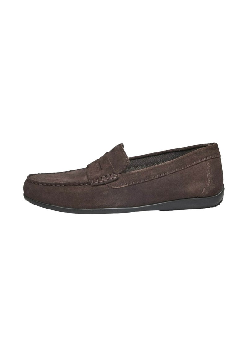 Mocassins en daim marron avec une semelle en caoutchouc plate, présentant un devant de style mocassin cousu et des panneaux latéraux élastiques pour un enfilage facile.