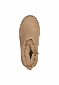 Botín beige hasta el tobillo con suave forro de piel sintética, exterior de ante liso y cuello elástico. Cuenta con una cremallera en el lateral y una lengüeta.