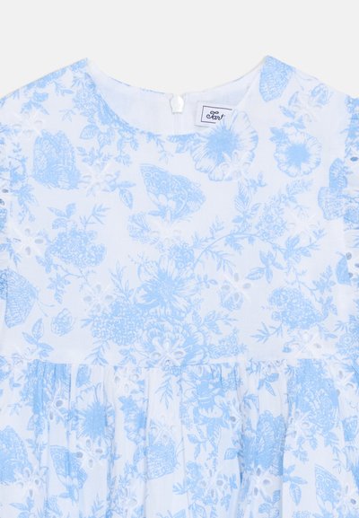 Λευκό φόρεμα με σχέδιο από γαλάζια λουλούδια και πεταλούδες, με κεντήματα eyelet και στρογγυλή λαιμόκοψη με φερμουάρ στην πλάτη.