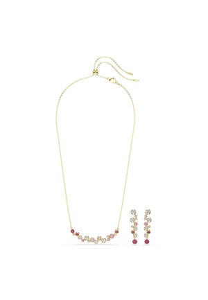 Goldfarbenes Schmuckset mit einer filigranen Halskette mit bunten Edelsteinen und passenden Ohrringen mit mehreren Edelsteinakzenten.