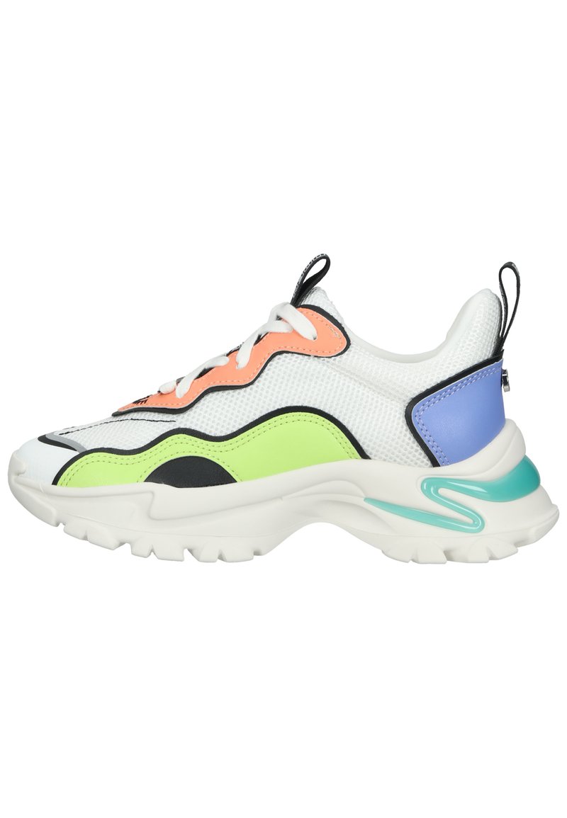 Sneaker bianco a rete con accenti verdi, neri, arancioni e viola, dotato di una suola spessa bianca e dettagli testurizzati sui lati.