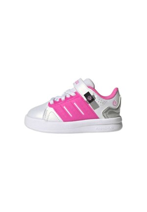 Scarpa da ginnastica bianca per bambini con pannelli laterali rosa, lacci bianchi, una fascia in velcro e dettagli grigi e rosa sul tallone e sulla suola.