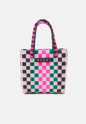 Sac fourre-tout à motifs carreaux dans des teintes rose, noir, vert et blanc. Matériau synthétique texturé avec deux poignées et une étiquette noire de marque.