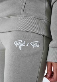 Project X Paris JOGGING SIGNATURE - Pantalones deportivos - olive