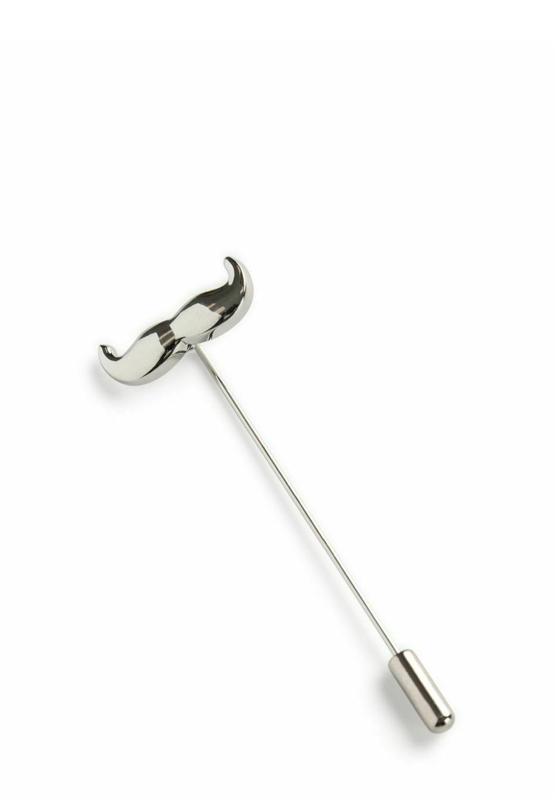 Söljtonad metallnål i form av en krullad mustasch, med en tunn pinne och rund ände för fäste. Slät yta och glansig finish.