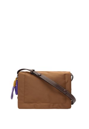 Brązowa nylonowa torba na ramię o płaskim kształcie, z brązowym skórzanym paskiem i kolorowymi akcentami metalowymi, w tym fioletowymi i żółtymi.