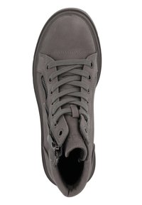 Baskets montantes grises en suede texturé avec fermeture à lacets et fermeture éclair sur le côté. Semelle en caoutchouc plate avec un bout rond et un col rembourré.