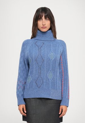 Maglione azzurro lavorato a maglia con collo alto, caratterizzato da motivi geometrici, maniche testurizzate e accenti di cucitura rossa in contrasto.