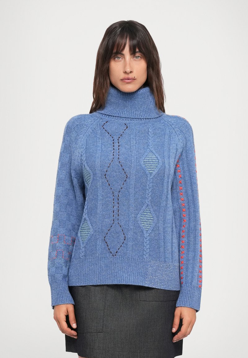 Maglione azzurro lavorato a maglia con collo alto, caratterizzato da motivi geometrici, maniche testurizzate e accenti di cucitura rossa in contrasto.