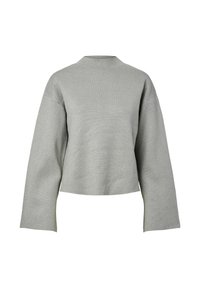 Szary krótki sweter z wysokim dekoltem, szerokimi rękawami i fakturowanym wzorem na dzianinie. Materiał wydaje się miękki i lekko odbijający światło.