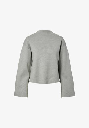 Pull cropped gris avec un col montant, des manches larges et un motif de tricot texturé. Le matériau semble doux et légèrement réfléchissant.