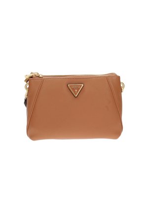 Pochette en cuir tan avec une finition texturée, présentant un logo triangulaire doré de Guess et une fermeture à glissière. Forme compacte et rectangulaire.
