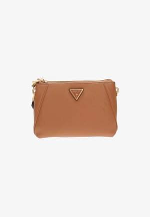Pochette en cuir tan avec une finition texturée, présentant un logo triangulaire doré de Guess et une fermeture à glissière. Forme compacte et rectangulaire.