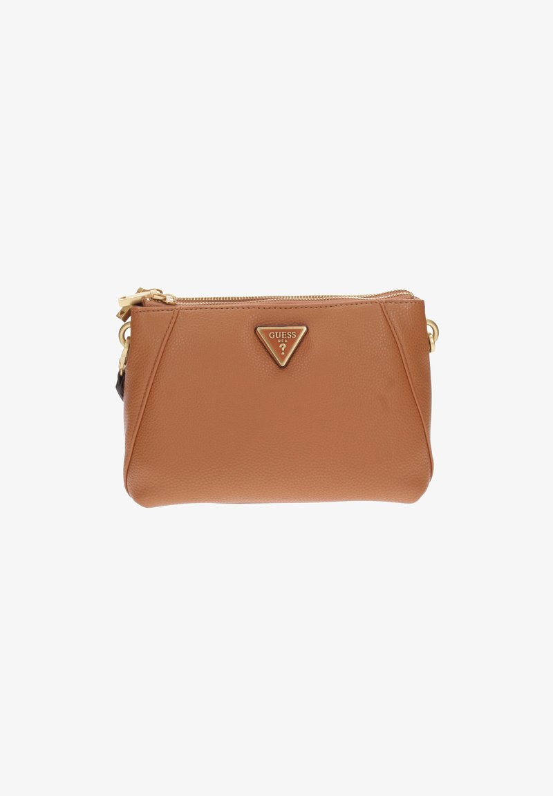 Pochette en cuir tan avec une finition texturée, présentant un logo triangulaire doré de Guess et une fermeture à glissière. Forme compacte et rectangulaire.