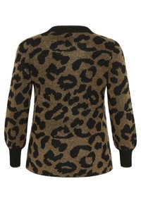 Sveter s leopardím vzorom v hnedej a čiernej farbe, s jemnou textúrou, dlhými rukávmi a okrúhlym výstrihom so žebrovanými akcentmi.