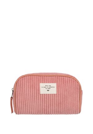 Neceser de corduroy rosa con cierre de cremallera curvado y una etiqueta de tela de marca en la parte frontal. Superficie texturizada con rayas verticales.