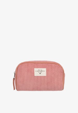 Neceser de corduroy rosa con cierre de cremallera curvado y una etiqueta de tela de marca en la parte frontal. Superficie texturizada con rayas verticales.
