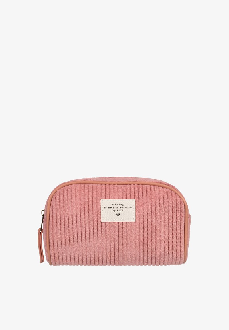 Neceser de corduroy rosa con cierre de cremallera curvado y una etiqueta de tela de marca en la parte frontal. Superficie texturizada con rayas verticales.