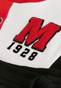 Next MICKEY MOUSE CREW NECK  JOGGERS SET - REGULAR FIT - Träningsset - red black