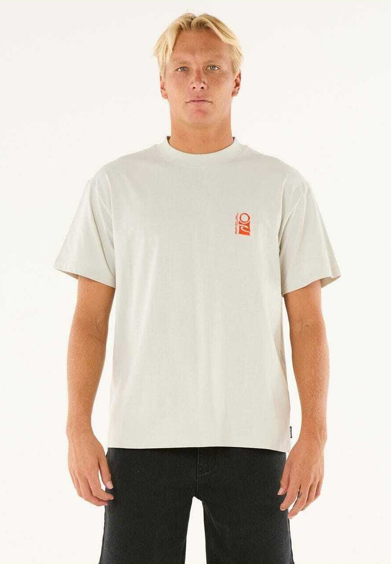 Lys grå bomulds t-shirt med korte ærmer, rund hals og et lille rødt logo på venstre bryst. Glat tekstur, afslappet pasform.