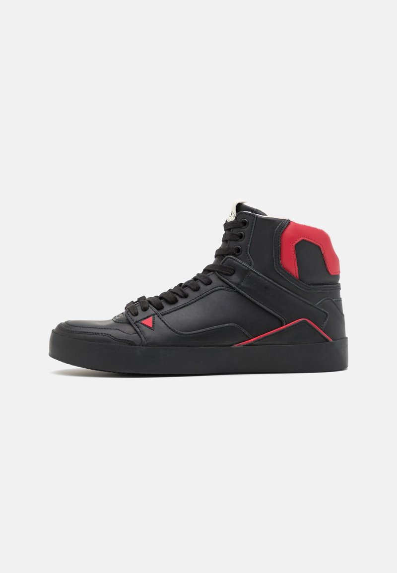 Baskets montantes noires avec des accents rouges, des lacets noirs et une semelle épaisse, présentées de profil sur un fond blanc.